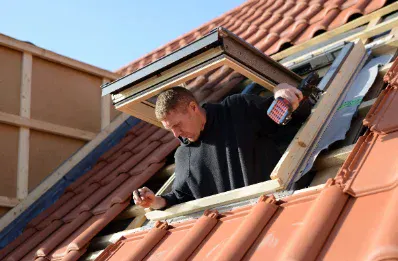 Pose de fenêtre de toit et velux par un couvreur à la Réole